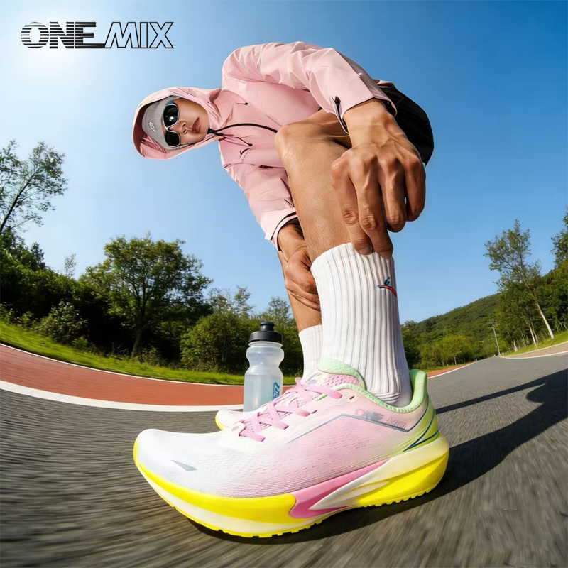 أحذية الجري ONEMIX للرجال خفيف - مراجعة Reflective Night Running Shoes وسعره